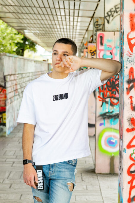 T-Shirt Oversize con stampa "Change Your Vision" tono su tono - immagine 6
